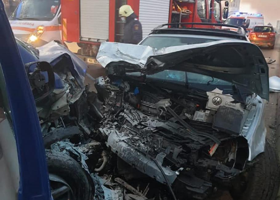 Accident spectaculos, produs între o maşină şi un microbuz, în municipiul Satu Mare Şoferii implicaţi în accident au fost transportaţi la spital