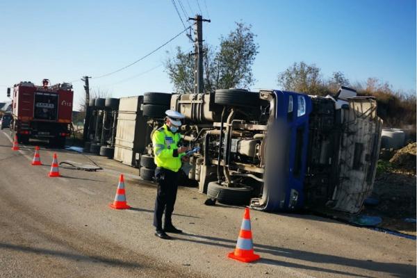 Patronul fermei de care aparţin porcii a trimis un alt mijloc de transport în zonă