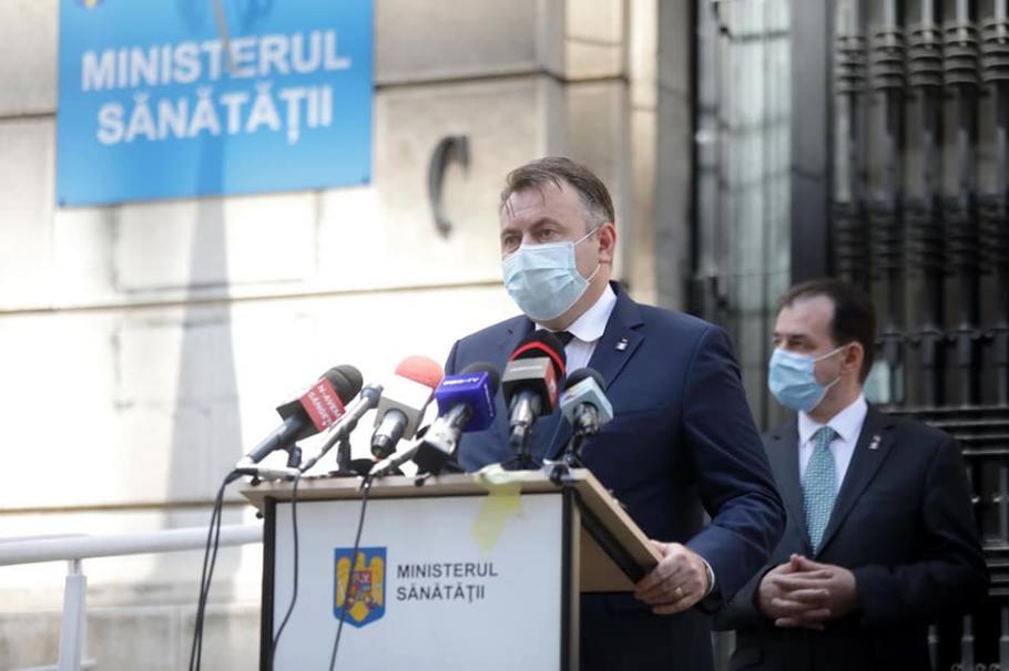 Nelu Tătaru, fotografiat în timpul unei conferințe de presă la Ministerul Sănătății, alături de premierul Ludovic Orban Nelu Tătaru, fotografiat în timpul unei conferințe de presă la Ministerul Sănătății, alături de premierul Ludovic Orban