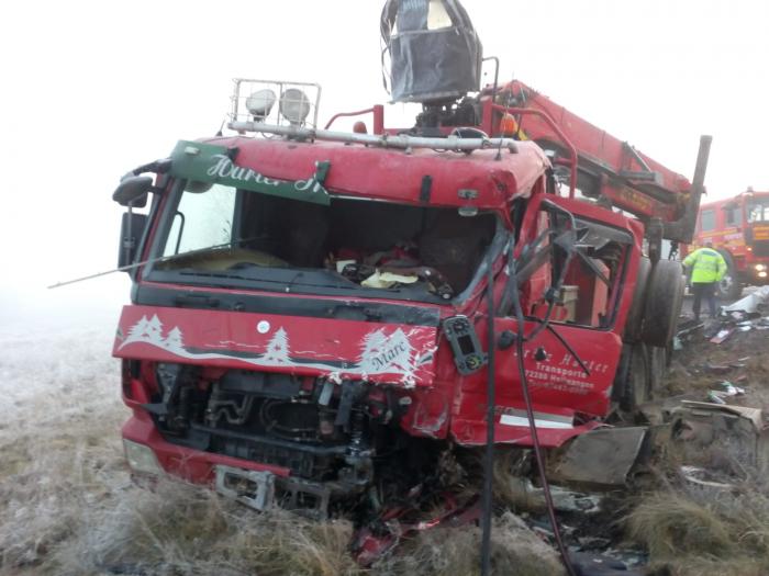 Dezastru pe o șosea din Harghita, șofer mort după impactul dintre două camioane
