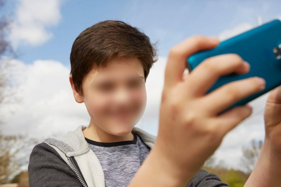 Un adolescent a murit încercând să-și facă un selfie de la balconul unei clădiri abandonate din Buzău Un adolescent a murit încercând să-și facă un selfie de la balconul unei clădiri abandonate din Buzău