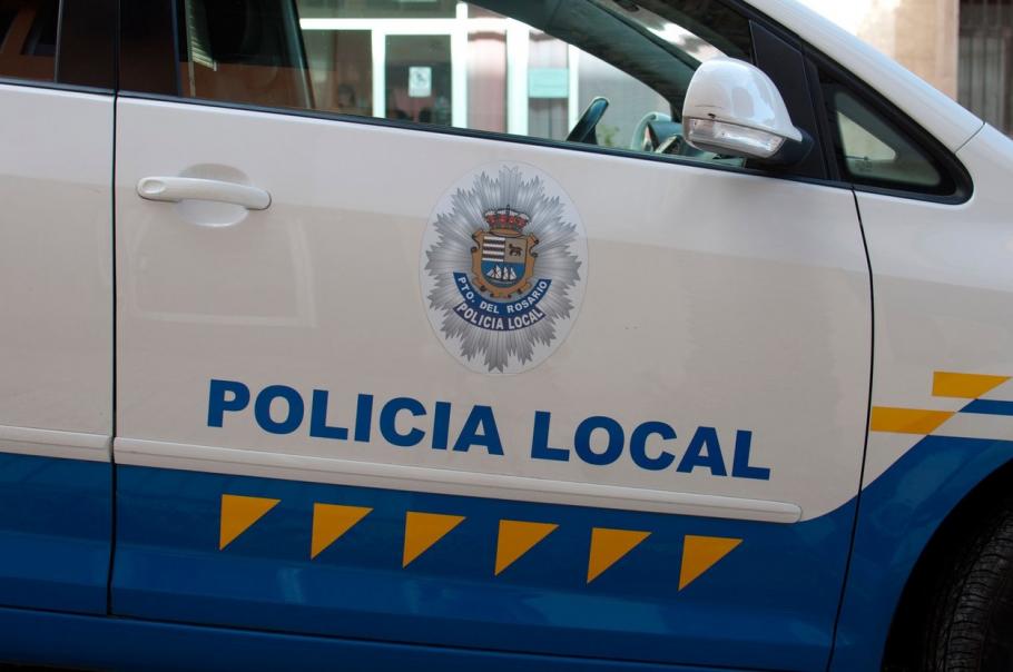 Mașină de poliție, fotografiată pe o stradă dintr-un oraș spaniol Mașină de poliție, fotografiată pe o stradă dintr-un oraș spaniol