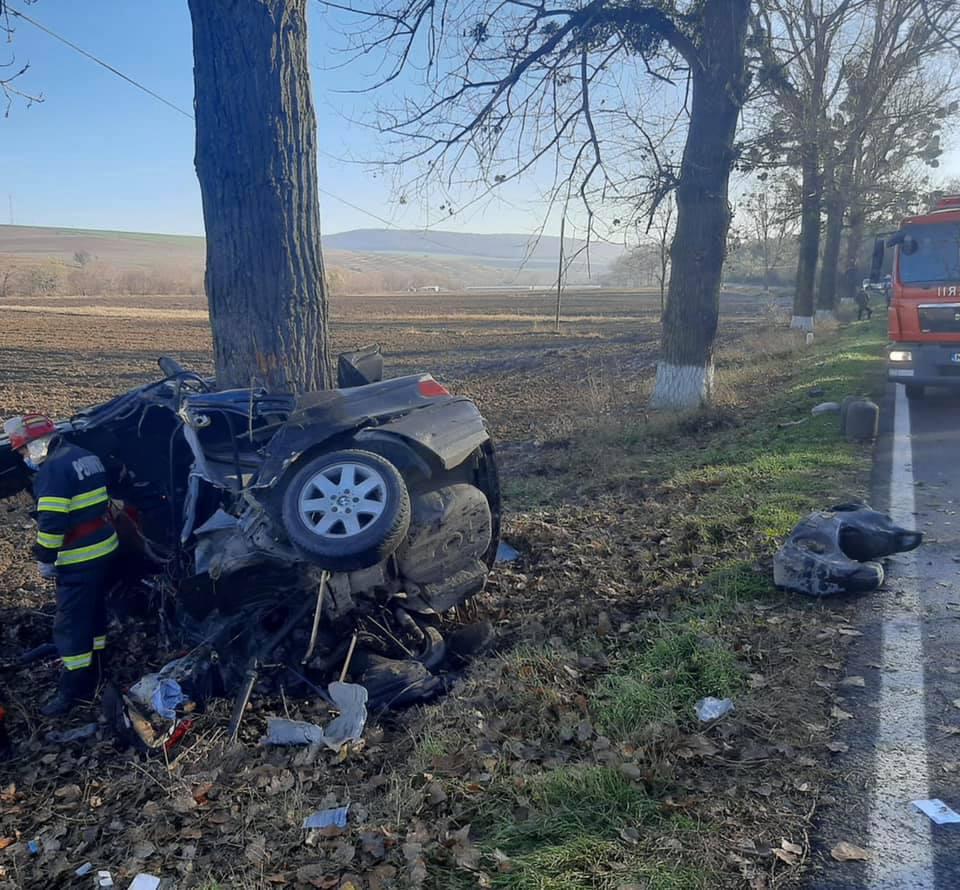 Pompierii investighează locul accidentului din Tulcea, unde un șofer de BMW a intrat cu mașina într-un copac