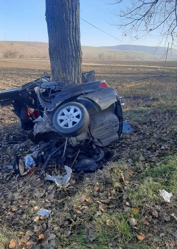 Mașina BMW, încolăcită în jurul unui copac, după accidentul de pe DN 22A