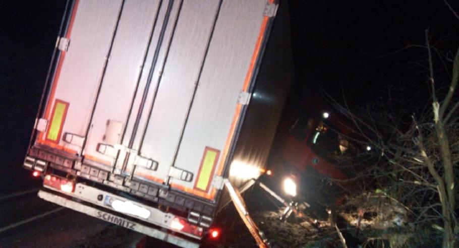Şofer de camion rănit grav, după un accident produs în Cluj Şoferul camionului a suferit mai multe fracturi
