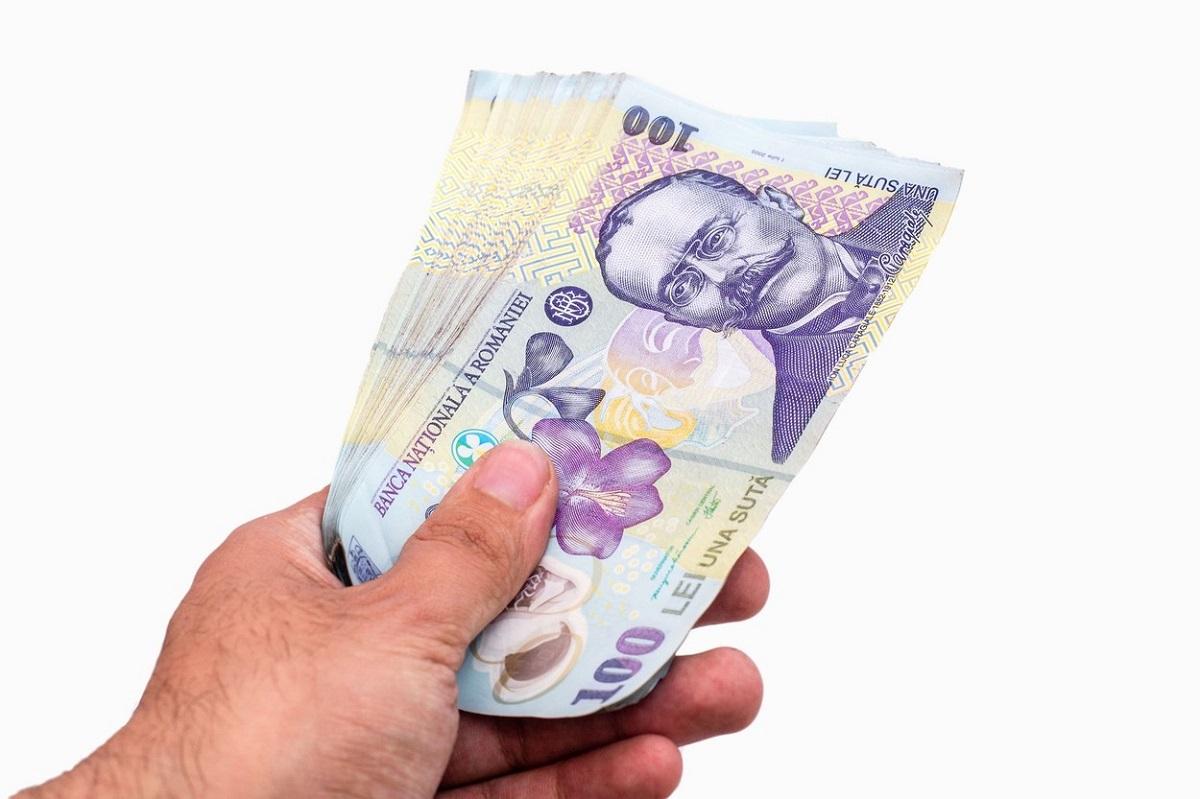 Poliţist din Dâmboviţa arestat preventiv, după ce ar fi încasat o şpagă de 2.800 de lei Poliţistul, reţinut după ce procurorii i-au percheziţionat casa