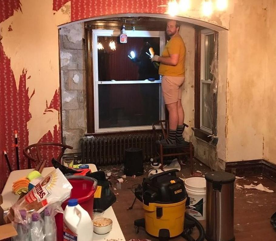 Proprietarul unei case vechi de 100 de ani a făcut o descoperire uimitoare Proprietarul unei case vechi de 100 de ani a făcut o descoperire uimitoare