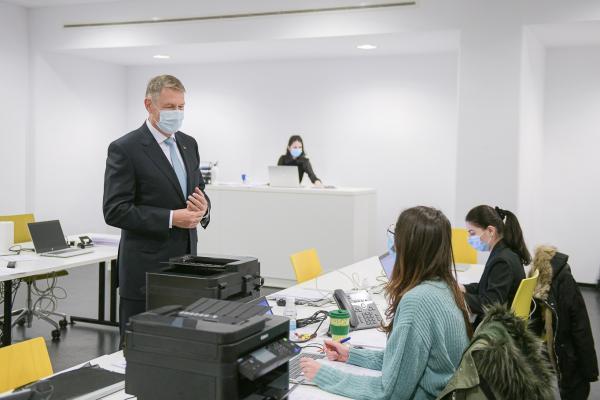 Klaus Iohannis, în vizită la Call Center-ul Direcției de Sănătate Publică de la Arena Națională