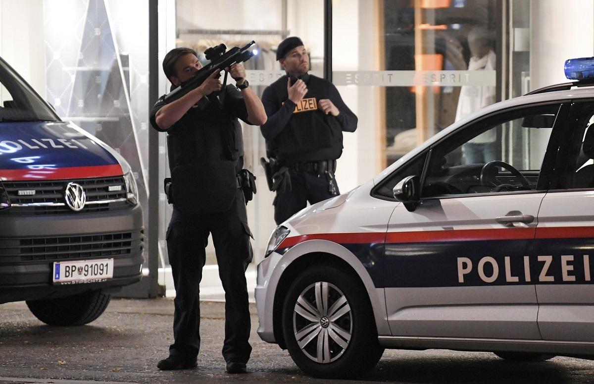 Mai mulți morți și răniți după atacul terorist din Viena. Unul dintre agresori, în continuare liber pe străzi