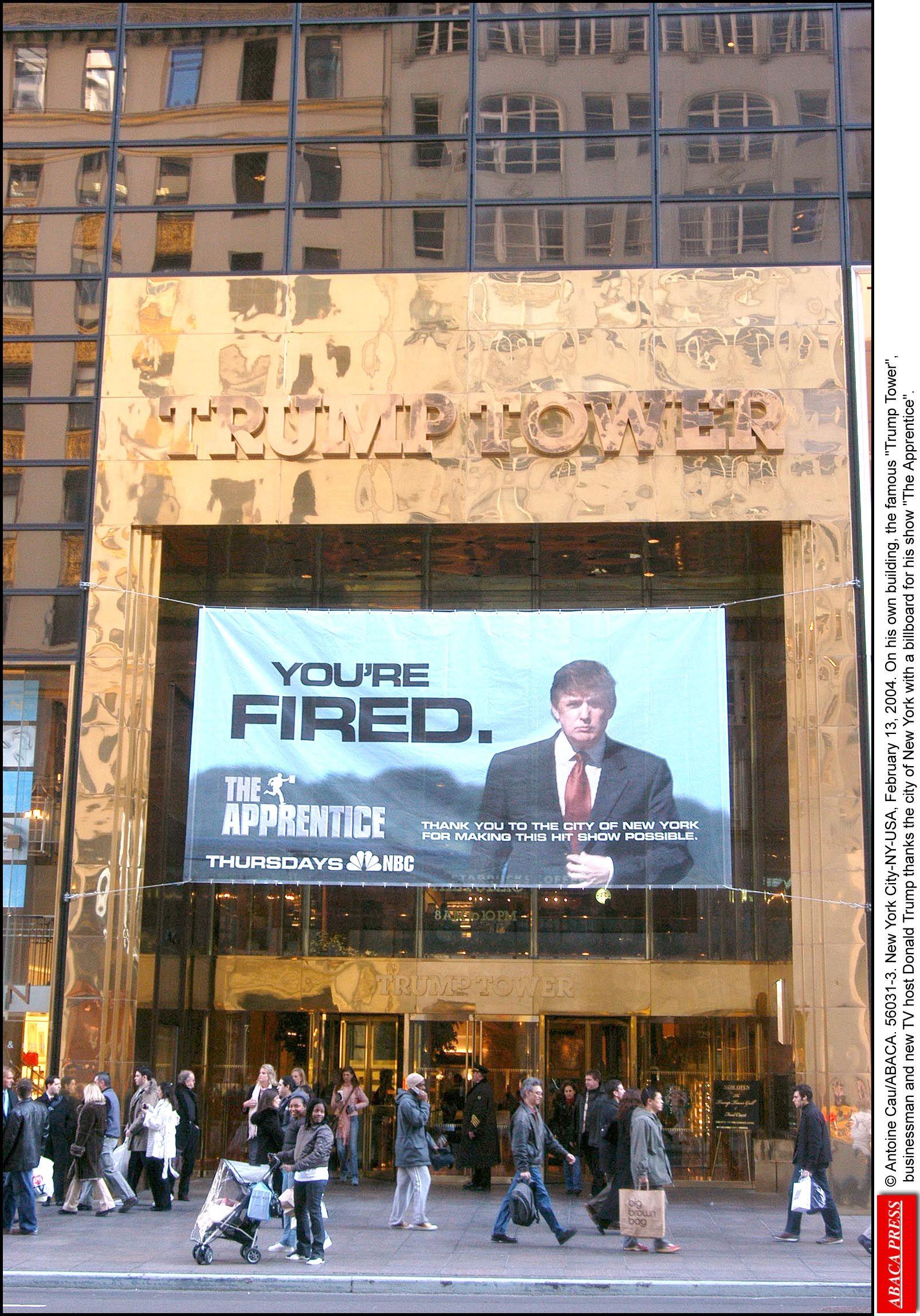 Un panou care face reclamă show-ului TV The Apprentice, amplasat pe Trump Tower