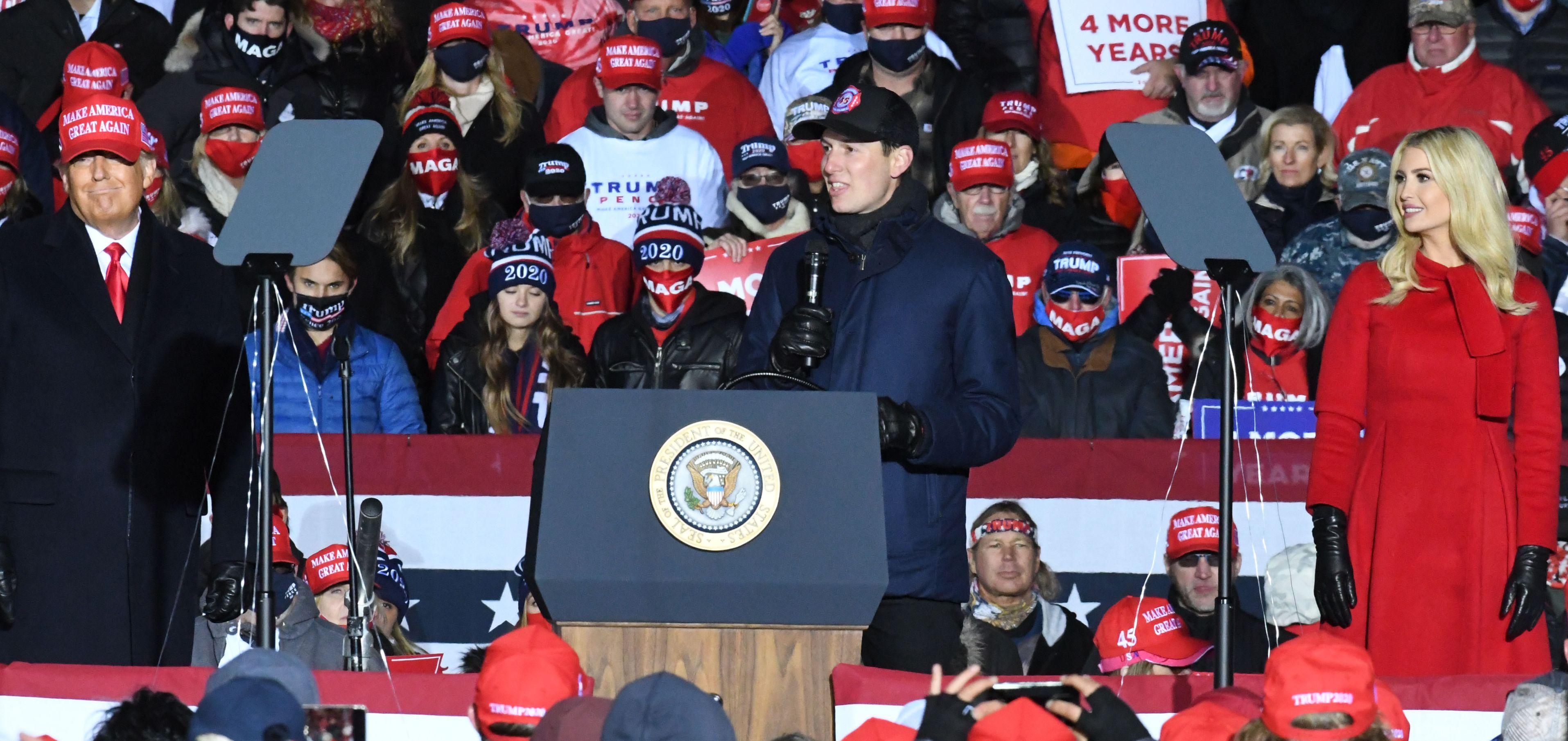 Donald Trump alături de fiica lui, Ivanka, și ginerele său, Jared Kushner, în timpul unui miting