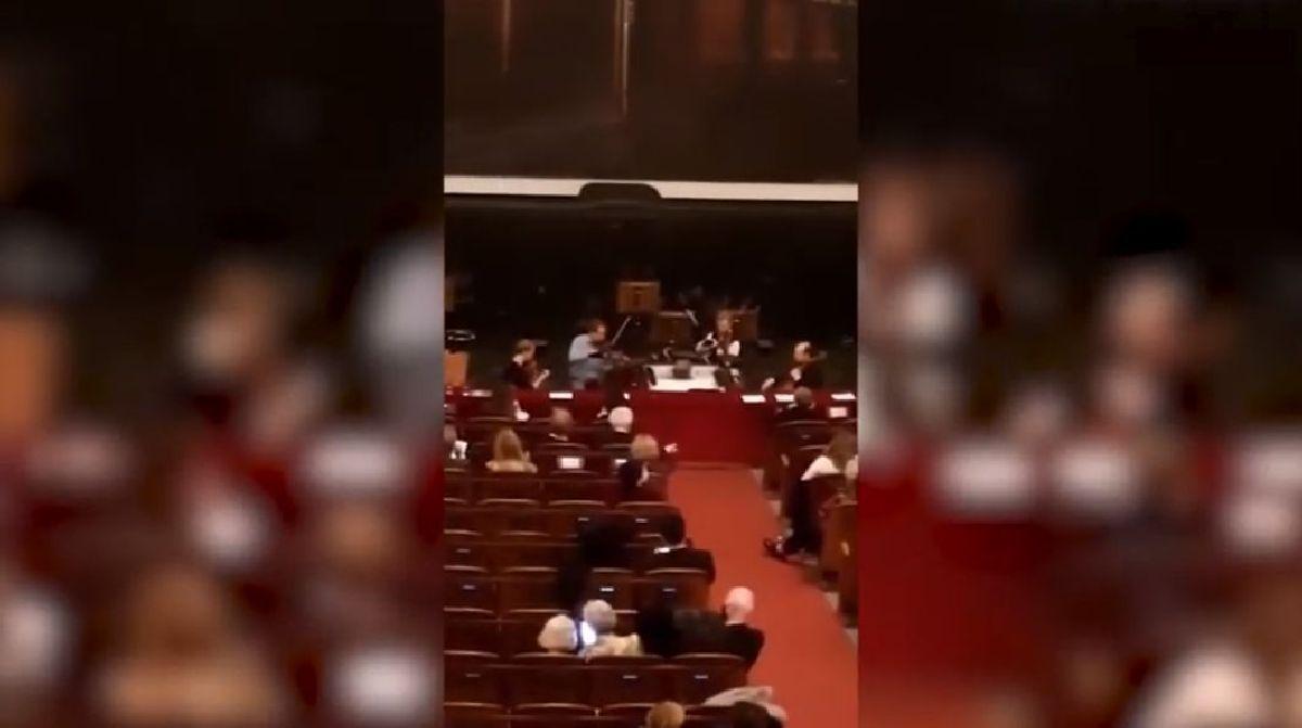 Momentul în care o orchestră din Viena începe să cânte pentru a-i calma pe spectatorii adăpostiți din calea teroriștilor Momentul în care o orchestră din Viena începe să cânte pentru a-i calma pe spectatorii adăpostiți din calea teroriștilor