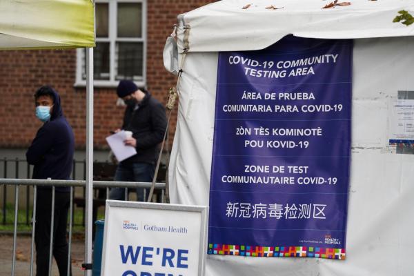 Cort de triaj instalat în curtea unui spital din New York