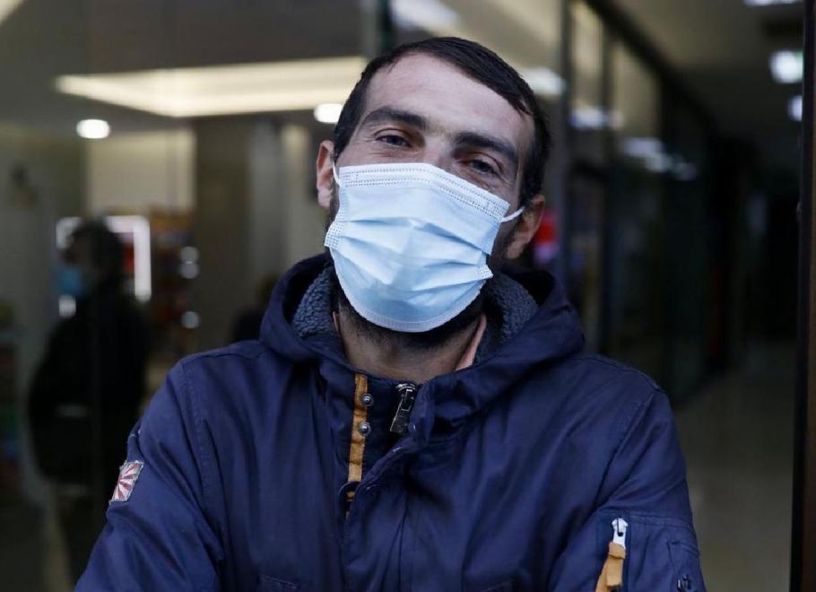 Un cerșetor român din Spania dă o lecție de onestitate după ce găsește pe jos un telefon scump Un cerșetor român din Spania dă o lecție de onestitate după ce găsește pe jos un telefon scump