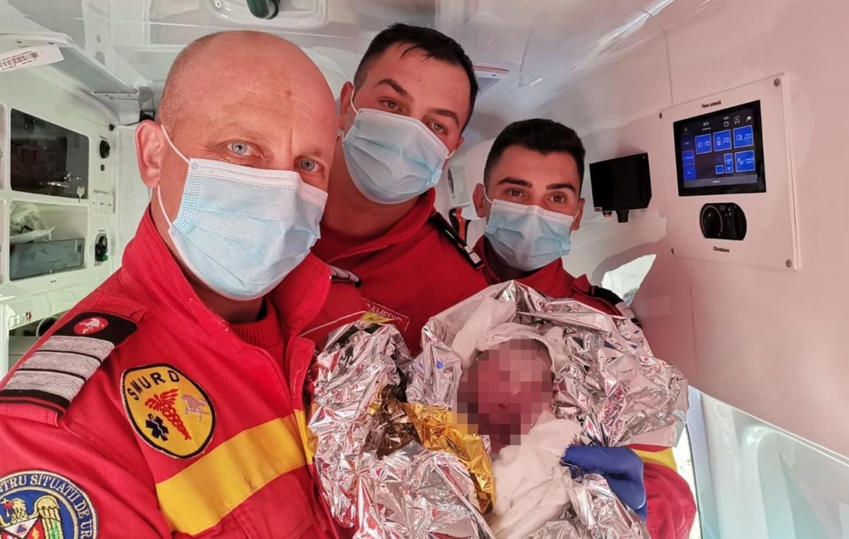 Trei paramedici din Bistrița au ajutat o tânără mămică să-și aducă pe lume fiul Andrei a venit pe lume în ambulanța SMURD