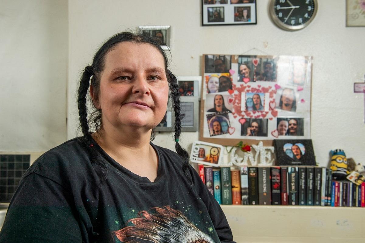 Tracy Bottomley lângă un perete cu fotografii