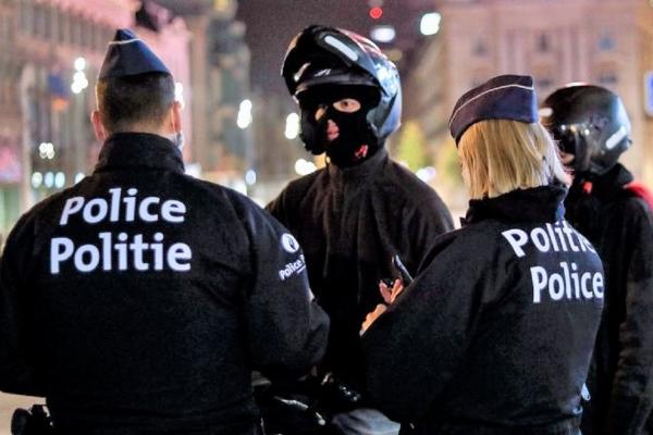 Desfrâu amoros cu diplomaţi la Bruxelles, în subsolul unui bar, întrerupt de poliţişti. Un oficial UE a încercat să fugă