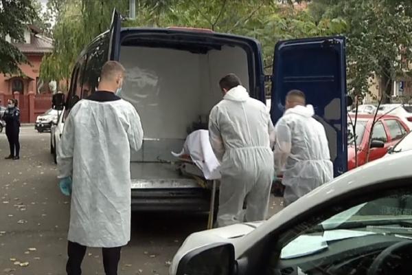 Bătrân din Caracal pregătit pentru înmormântare, luat cu tot cu sicriu din biserică după ce rudele au văzut zgârieturi pe corpul mortului