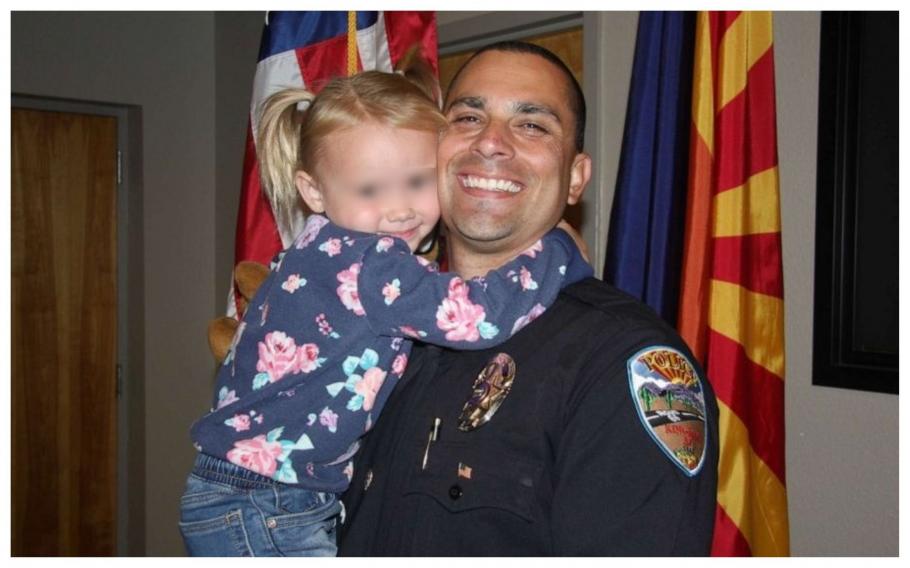 Un polițist a devenit tată pentru o fetiță pe care a salvat-o din familia în care era abuzată, în Arizona Un polițist a devenit tată pentru o fetiță pe care a salvat-o din familia în care era abuzată, în Arizona