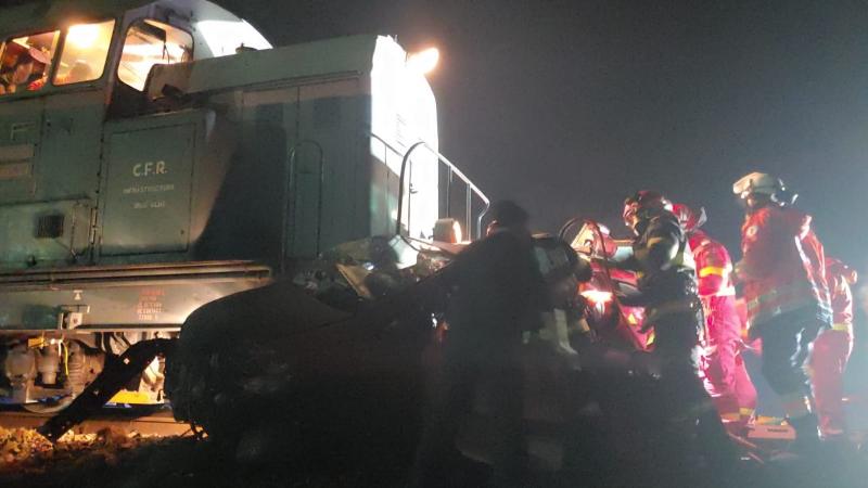 Mașina a fost lovită de un tren marfar