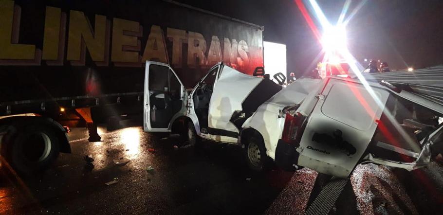 Un mort şi un rănit, după ce o dubă s-a ciocnit de un camion pe Autostrada A1 A murit şoferul dubei implicate în accidentul de pe Autostrada A1