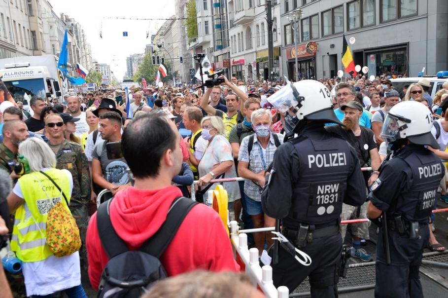 Mii de persoane protestează în Berlin față de restricțiile anti-COVID Mii de persoane protestează în Berlin față de restricțiile anti-COVID