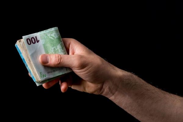 Soţul şi soţia transportau două cutii cu materiale pirotehnice