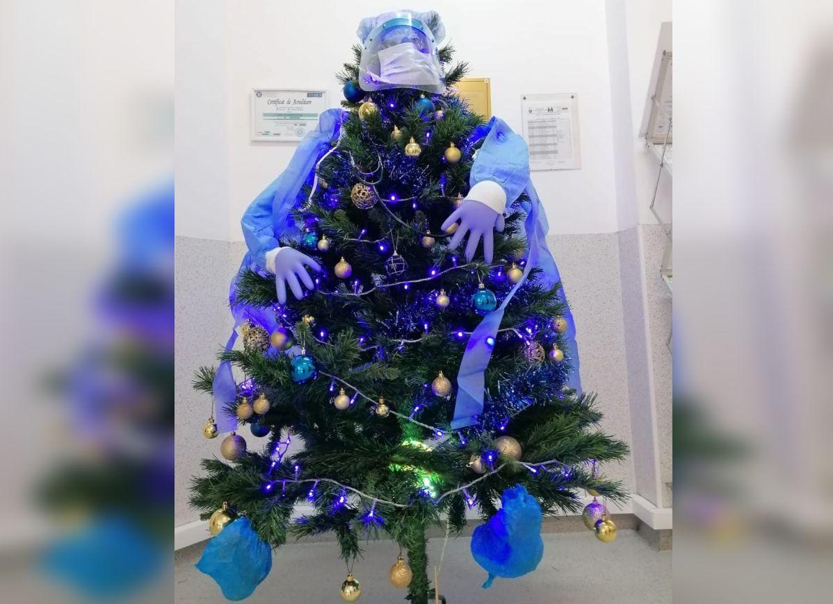Brad de Crăciun decorat cu mască, vizieră și mănuși, la un spital Covid din Sibiu