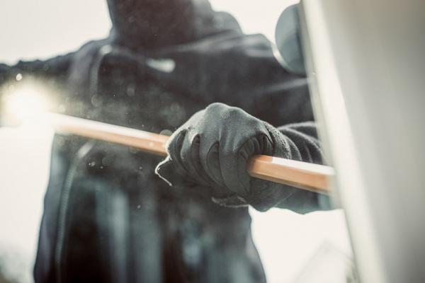 Bărbatul a încercat să intre în casă pe geam