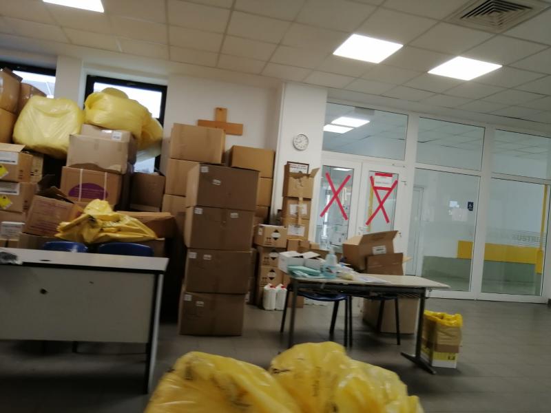 Cutii cu materiale sanitare, saci, cizme pentru cadrele medicale - toate zac, nu în depozite, ci pe holurile spitalului Cutii cu materiale sanitare, saci, cizme pentru cadrele medicale - toate zac, nu în depozite, ci pe holurile spitalului
