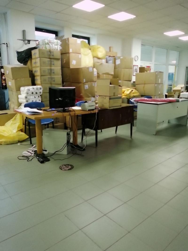 Cutii cu materiale sanitare, saci, cizme pentru cadrele medicale - toate zac, nu în depozite, ci pe holurile spitalului Cutii cu materiale sanitare, saci, cizme pentru cadrele medicale - toate zac, nu în depozite, ci pe holurile spitalului