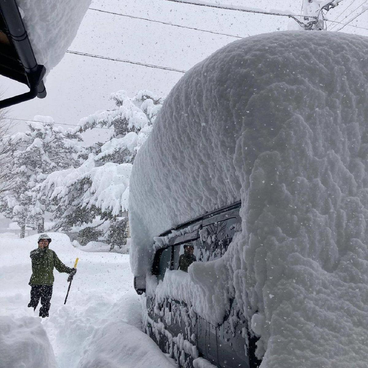 Stratul de zăpadă trece de 2 metri
