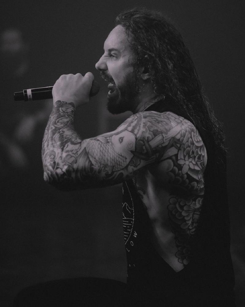 Tim Lambesis cântând la microfon