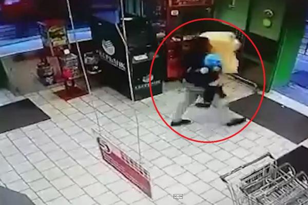 Tătic cu fiul de nici 3 ani în brațe, filmat cum dă o spargere într-un magazin din Rusia și fură un urs de pluș pentru băiețelul lui
