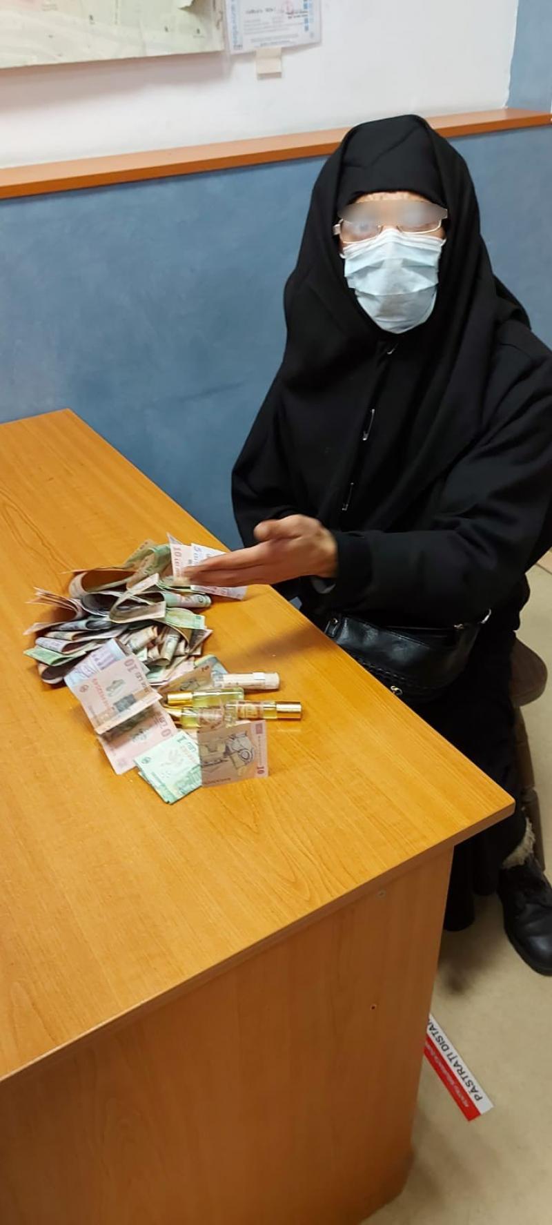 Bărbat care se îmbrăcase în haine de călugăriţă pentru a cerşi Bărbat care se îmbrăcase în haine de călugăriţă pentru a cerşi