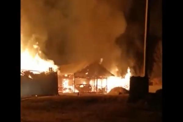 Trei maşini au fost distruse în incendiul din Vatra Dornei