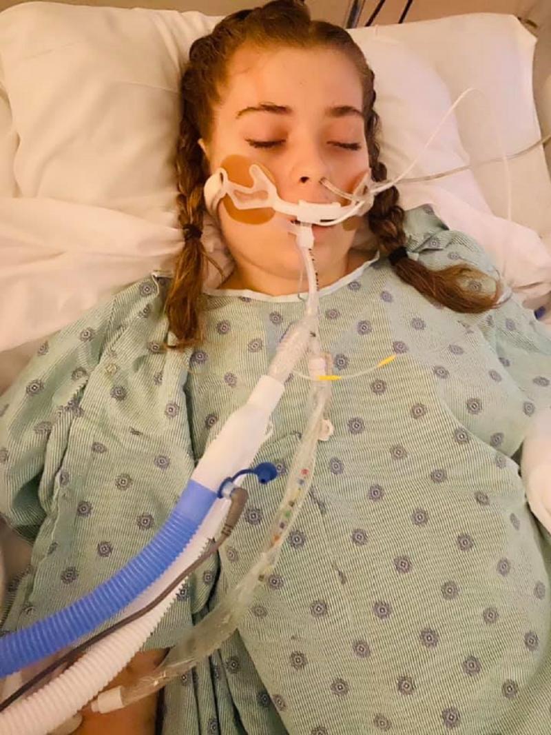 Ariel Griffith Ariel Griffith pe patul de spital, conectată la un tub de alimentare şi ventilator