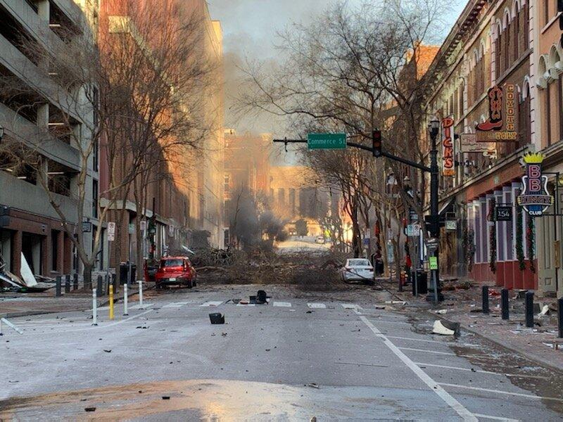 Explozie puternică în orașul american Nashville. Mai mulți răniți și clădiri avariate Fațadele mai multor clădiri au fost afecate, iar pomii din zonă distruși în explozie