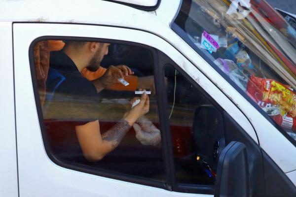 Pasagerul unei maşini aşteaptă rezultatul testului Covid-19