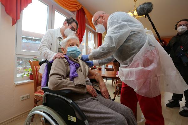Edith Kwoizalla, în vârstă de 101 ani, prima persoană vaccinată în Germania