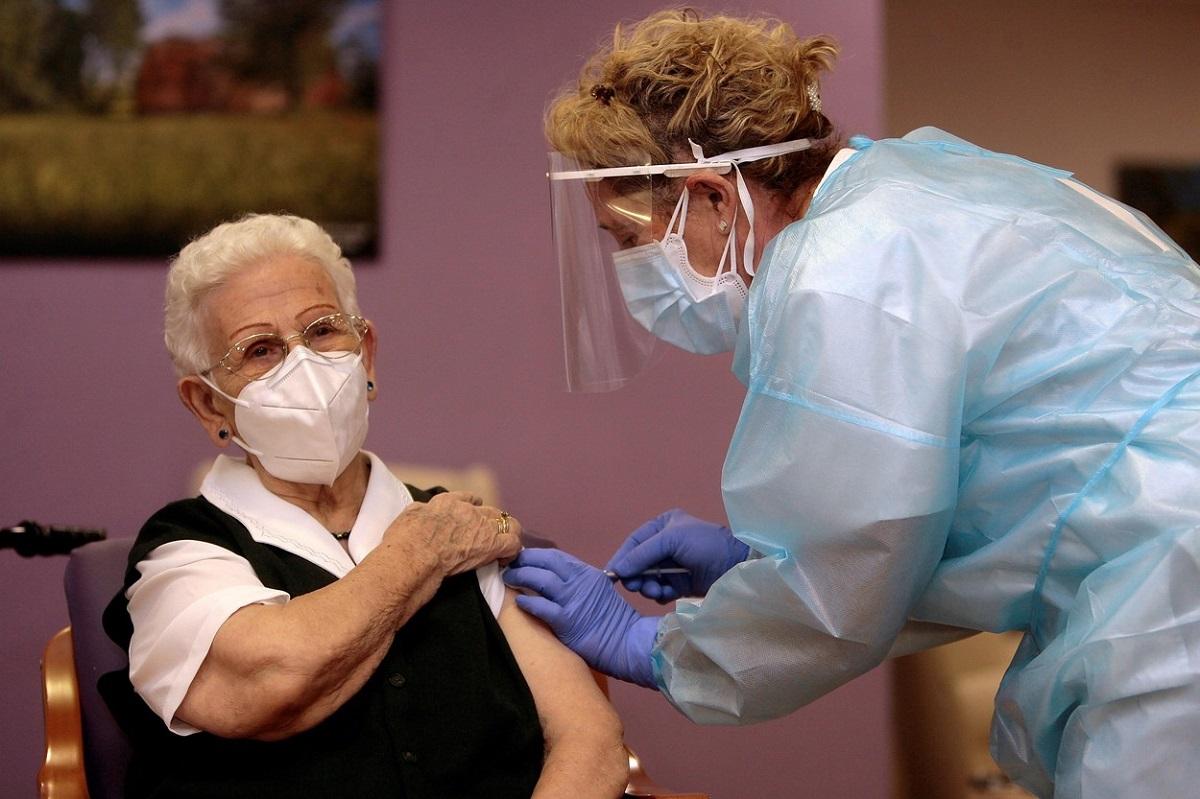 Pensionară din Spania vaccinată împotriva Covid-19