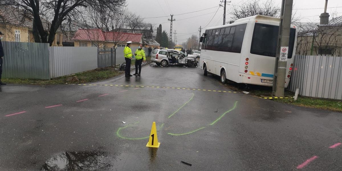 Ciocnire violentă, produsă între un microbuz şi un autoturism, în Vrancea Două persoane au fost rănite grav în accidentul din Vrancea