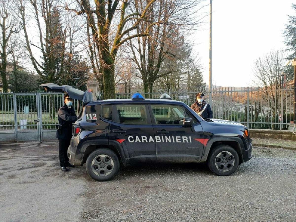 Carabinieri bătuţi de români în momentul în care le conducea un prieten în arest Patru români sunt implicaţi în acest caz