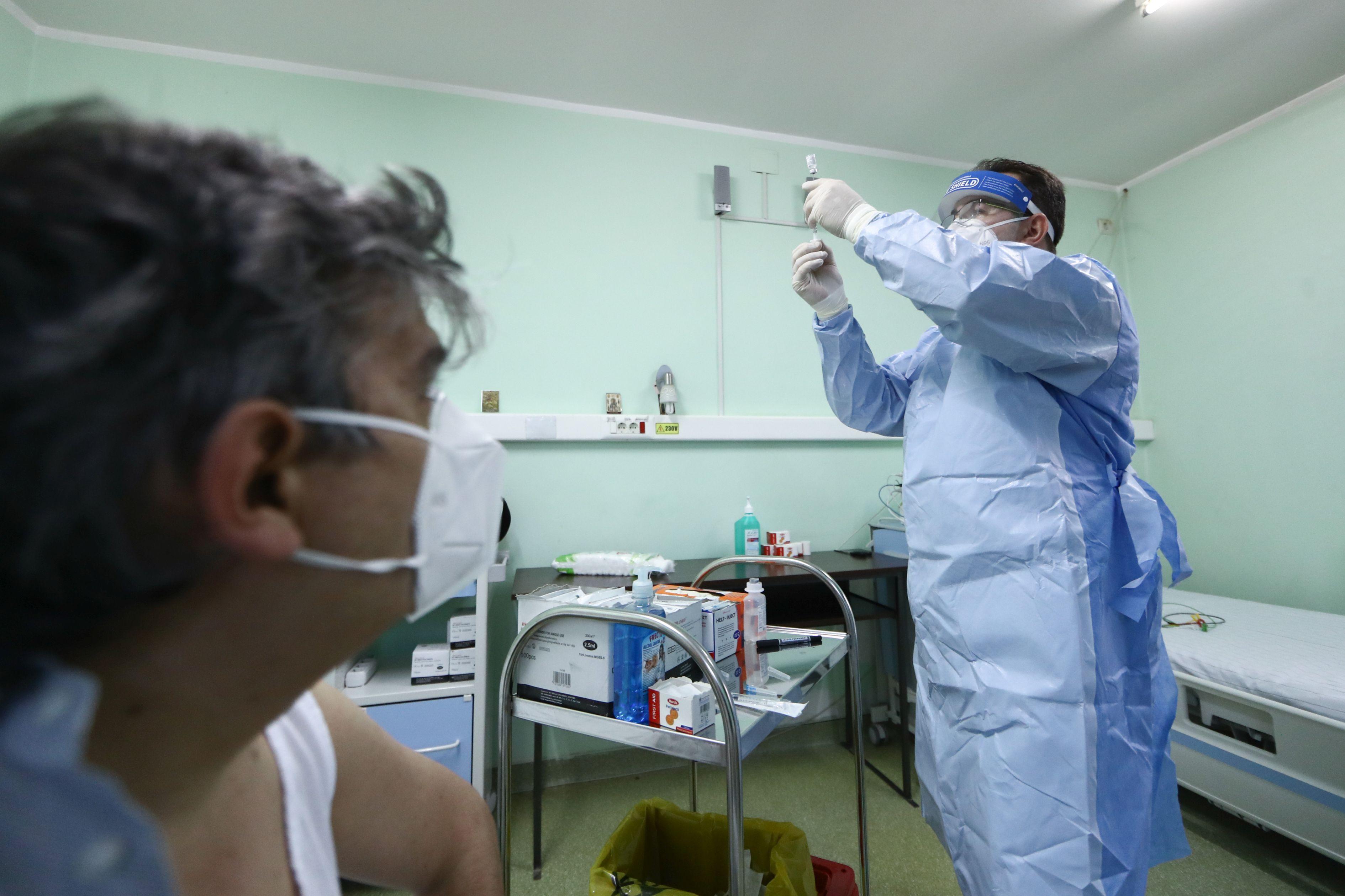 Peste 140.000 de doze de vaccin anti-Covid sosesc marți în România și vor fi distribuite în șapte orașe Peste 140.000 de doze de vaccin anti-Covid sosesc marți în România și vor fi distribuite în șapte orașe