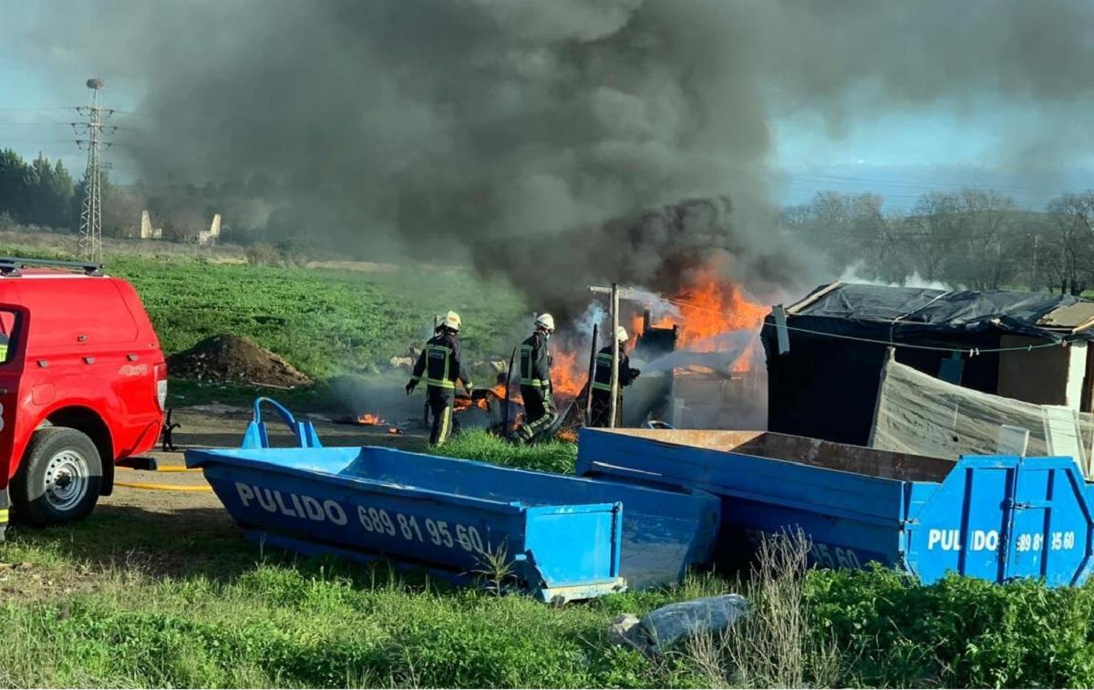 Baraca în care locuiau doi români, în Spania, distrusă de un incendiu violent Românii ar urma să fie mutaţi într-o altă parte a oraşului