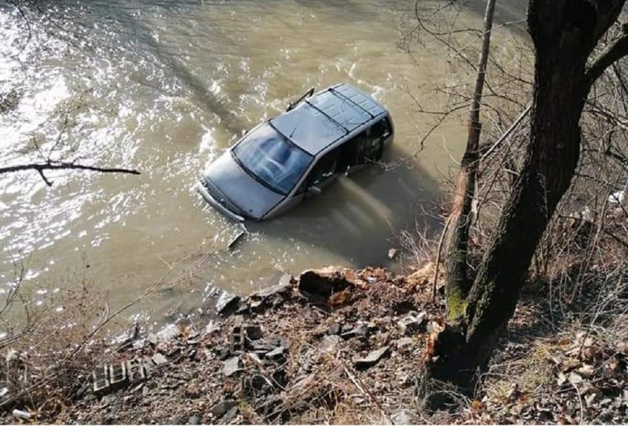O familie din Maramureş a căzut cu maşina în râu, după ce şoferul a pierdut controlul volanului Victimele accidentului din Maramureş au fost transportate la spital