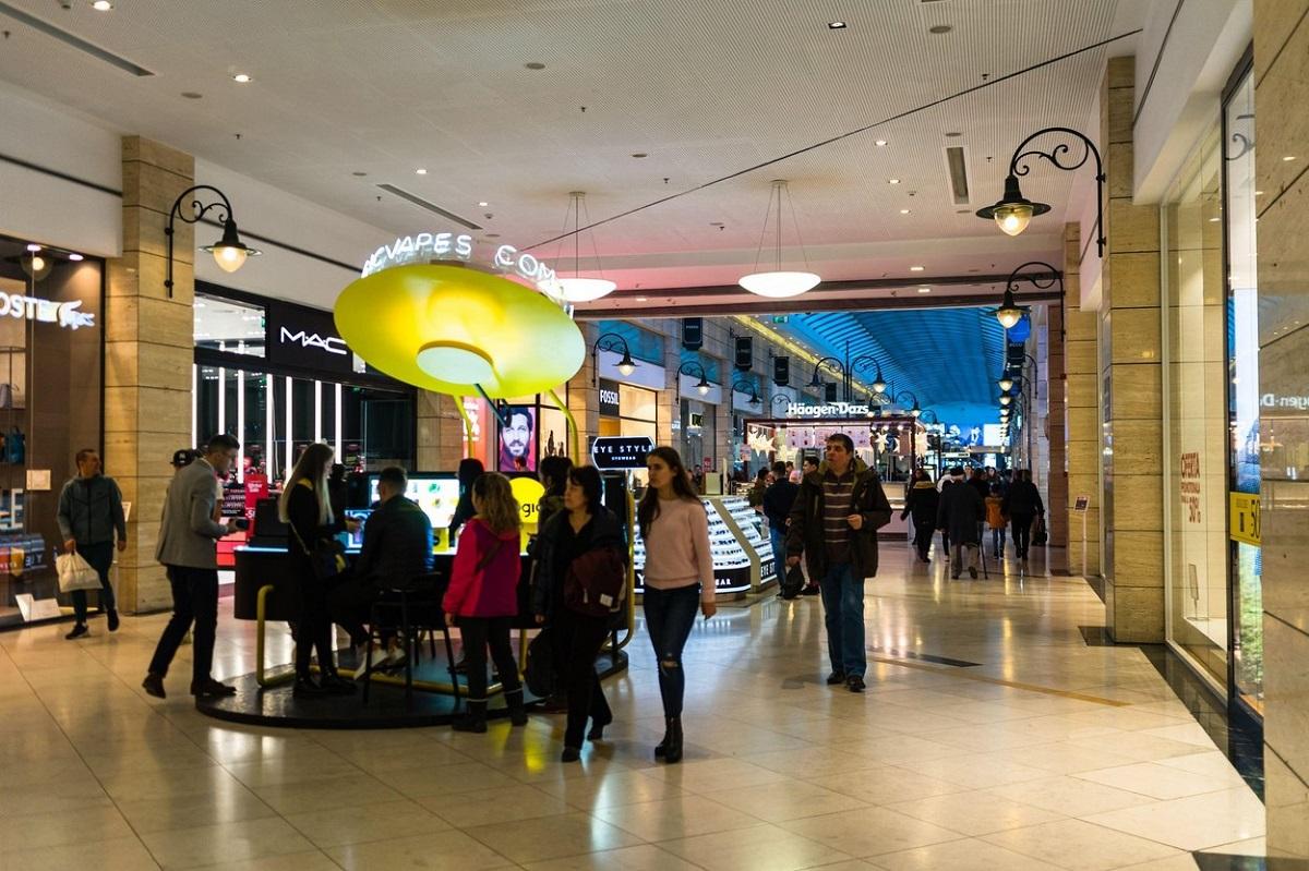 Centrele comerciale vor avea un program diferit în preajma Revelionului Oamenii care vor să facă cumpărături trebuie să ştie că marile magazine au un program diferit de sărbători