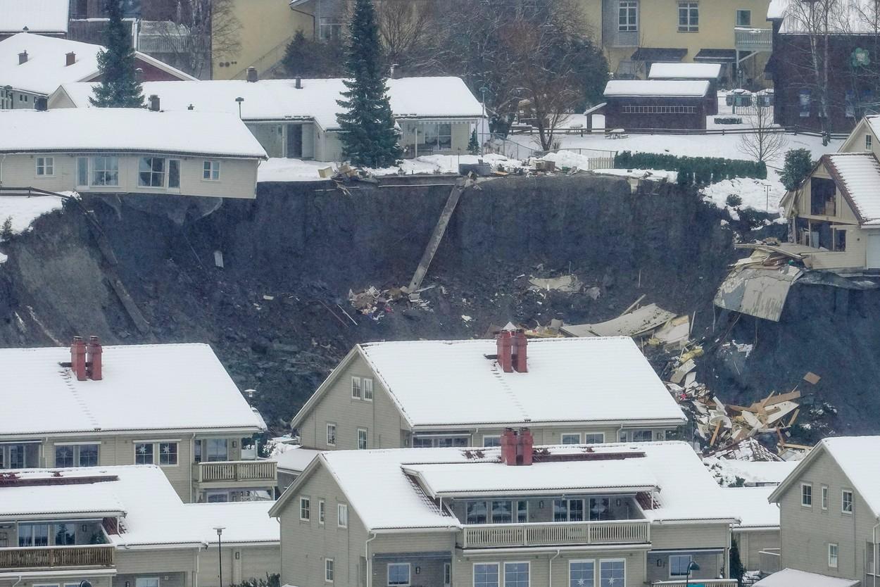Case distruse de alunecarea de teren din Ask