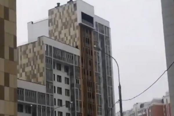 Bebeluş de doar două luni, aruncat de la etajul 13 al unui bloc turn din Rusia. O tânără de 30 de ani a fost arestată