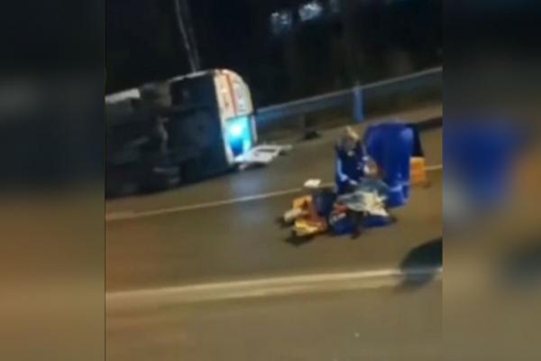 Pacient mort după ce a zburat cu tot cu targă din ambulanță, după un accident, în Moscova